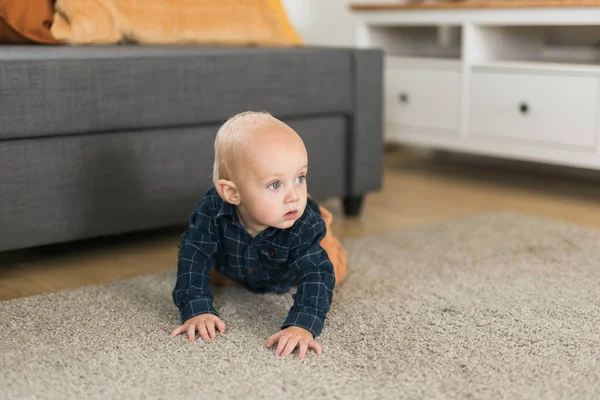 Nursery Baby Crawling Floor Indoors Home Baby Curiosity Child Development — Foto de Stock