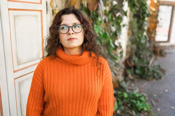 Stijlvolle Jonge Vrouw Met Oranje Sweater Bril Portret Van Een — Stockfoto