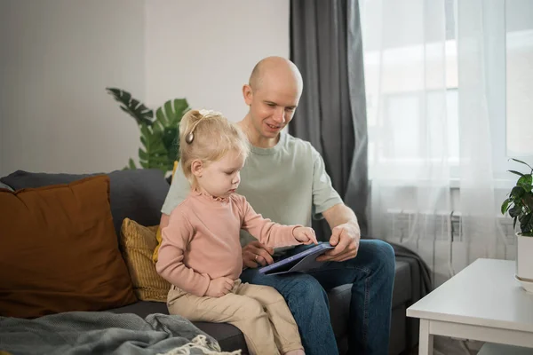 Ludzie Implantem Ślimakowym Dzieciak Uczy Się Słuchać Ojcem Uczy Się — Zdjęcie stockowe
