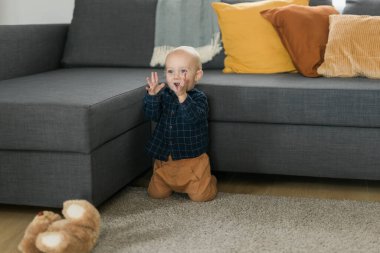 Halıda oturan sürpriz bebek. Childs 'ın gözleri açıldı ve ağzı şaşkınlıkla açıldı. Metin konsepti için boşluk kopyala