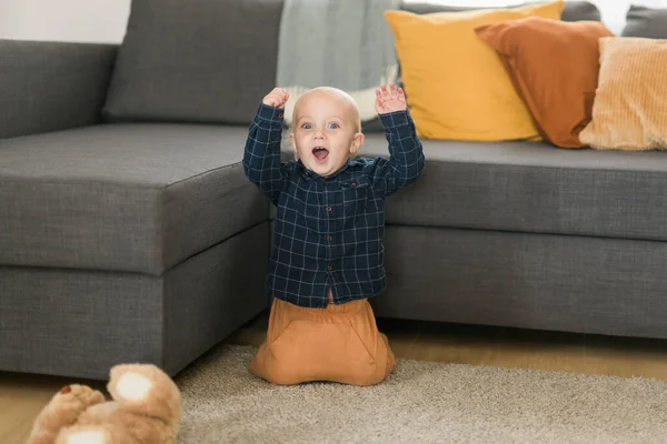 Överraskad Baby Sitter Mattan Barnens Ögon Vidgas Och Munnen Öppnas — Stockfoto