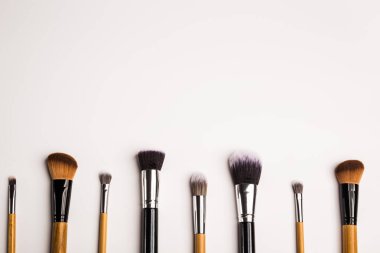 Makyaj fırçaları, üst manzara. Kopyalama alanı olan beyaz arkaplan