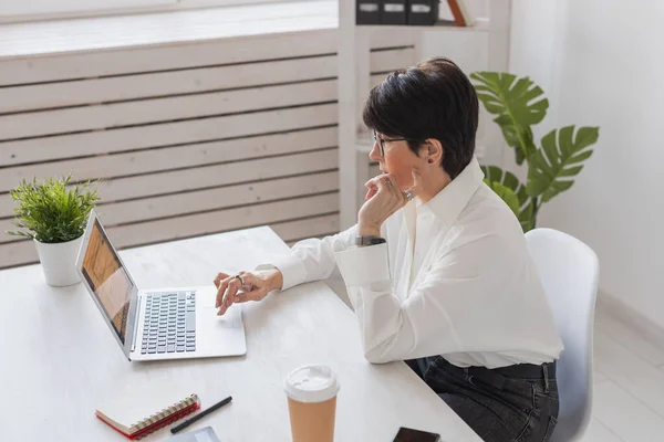 Attraktive Reife Geschäftsfrau Arbeitet Laptop Ihrem Arbeitsplatz Manager Und Büro — Stockfoto