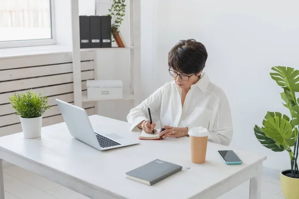 Attraktive Reife Geschäftsfrau Arbeitet Laptop Ihrem Arbeitsplatz Manager Und Büro — Stockfoto