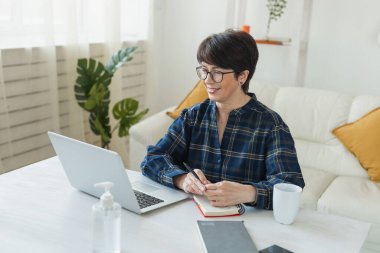 Evinden uzakta internet üzerinde çalış. Video görüşmesi sırasında pijamalı bir kadın dinleniyor