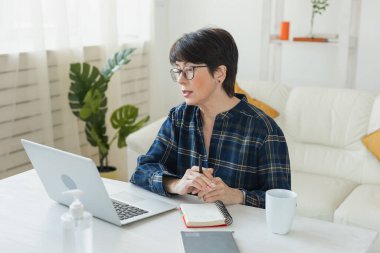 Evinden uzakta internet üzerinde çalış. Video görüşmesi sırasında pijamalı bir kadın dinleniyor