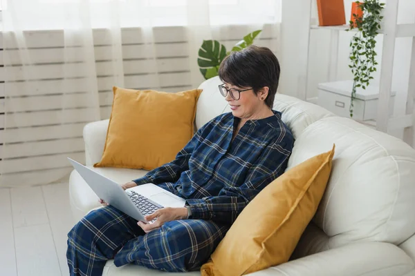 Munka Online Távoli Otthonról Pihentető Pizsamában Miközben Videohívás Találkozó — Stock Fotó