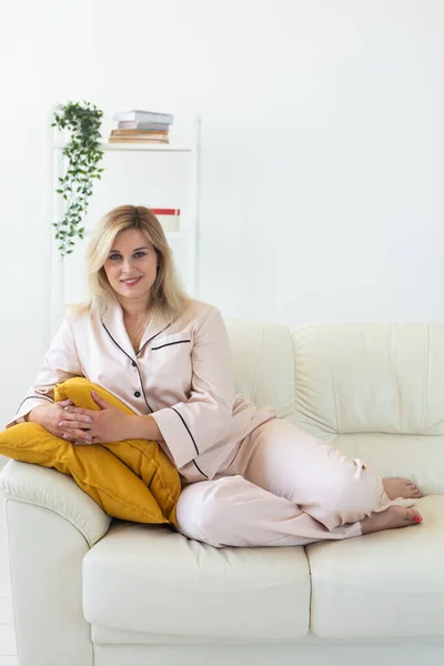 Bonito Modelo Feminina Pijama Desfrutando Manhã Mulher Agradável Sentada Sofá — Fotografia de Stock