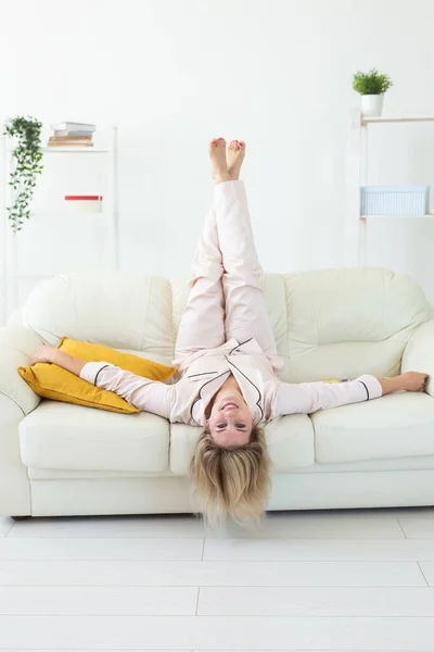 Usmívající Blondýnka Sedící Pohodlném Kočáru Obývacím Pokoji Pyžamu Domácí Oblečení — Stock fotografie