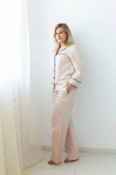 Uśmiechnięta Blondynka Siedząca Wygodnym Autokarze Salonie Piżamie Homewear Wakacje Domu — Zdjęcie stockowe