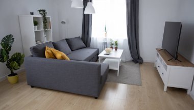 Şık mobilya, İskandinav tarzı dekorasyon ve modern TV setiyle iç mekan ve rahat ev.