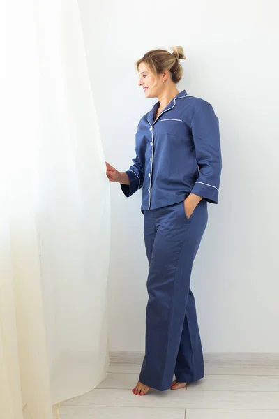 Симпатичная Модель Пижаме Наслаждается Утром Приятная Женщина Сидит Диване Хорошее — стоковое фото
