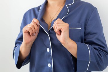 Yakın çekim detayı ve pijamanın kumaş dokusu. Ev ödevi, uyku tulumu, alışveriş ve indirim..