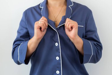 Yakın çekim detayı ve pijamanın kumaş dokusu. Ev ödevi, uyku tulumu, alışveriş ve indirim..