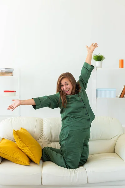 Glimlachende Blonde Vrouw Zittend Comfortabele Coach Woonkamer Pyjama Huiskleding Vrije — Stockfoto