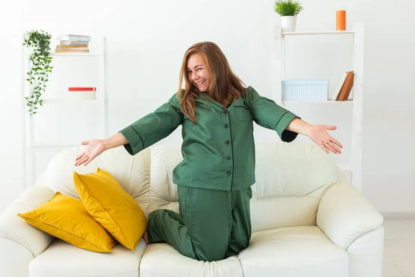 Elbűvölő Pizsamát Visel Boldog Mosollyal Ami Hűvös Reggel Pozitív Női — Stock Fotó