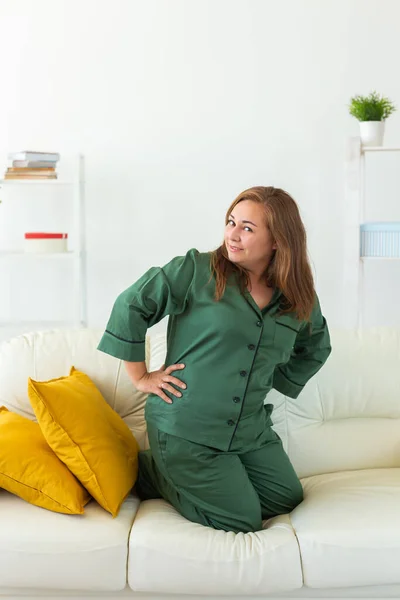 Mulher Loira Sorridente Sentada Treinador Confortável Sala Estar Pijama Roupa — Fotografia de Stock