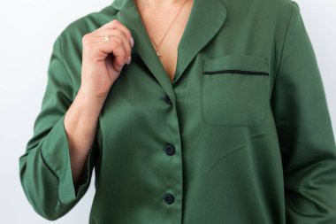 Yakın çekim detayı ve pijamanın kumaş dokusu. Ev ödevi, uyku tulumu, alışveriş ve indirim..