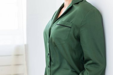 Yakın çekim detayı ve pijamanın kumaş dokusu. Ev ödevi, uyku tulumu, alışveriş ve indirim..