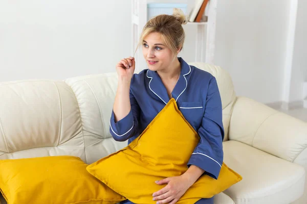 Eğlenceli Bir Kadın Pijama Giyer Kanepeye Oturur Dinlenir Dinlenir Oturma — Stok fotoğraf