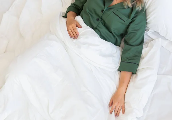 Aantrekkelijke Jonge Vrouw Pyjama Wakker Bed Ochtend — Stockfoto