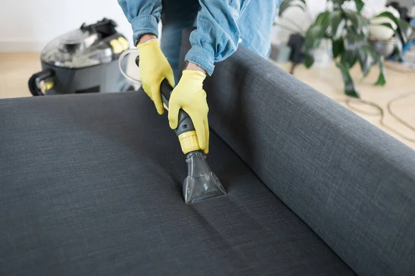 Homem Limpeza Sofá Com Lavagem Aspirador — Fotografia de Stock