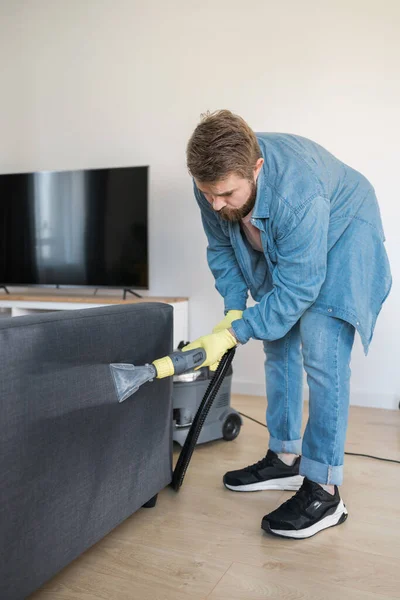 Man Cleaning Couch Washing Vacuum Cleaner — Stock Photo, Image