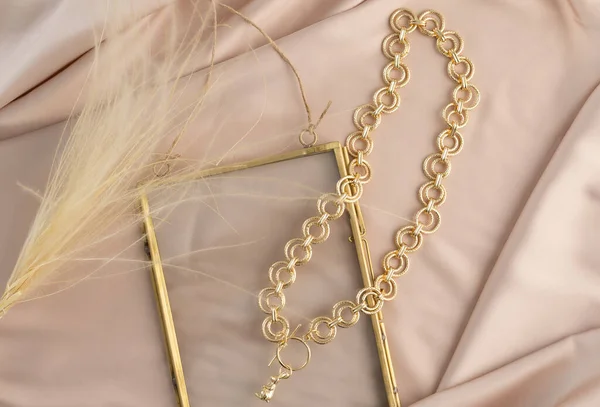 Female Jewelry Vintage Jewelry Background Beautiful Handmade Gold Necklace Beige — Stock Photo, Image