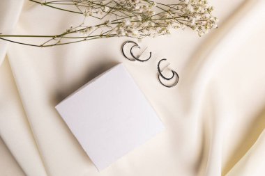 Elmas küpeleri ve hediye kutusunu kapat. Fotokopi alanı oluştur. El yapımı mücevher konsepti.