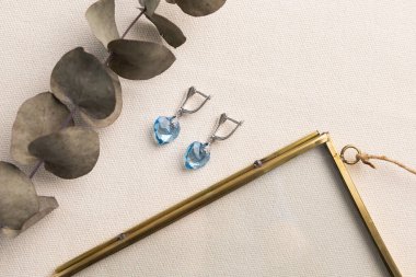 Mücevherli gümüş küpe seti. Mücevherler minimalist tarzda dizilmiş. El yapımı bijouterie