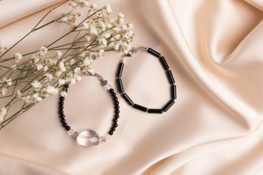 Doğal taşlardan yapılmış bilezikler. Kolyenin doğal mineral dokusu. Arka plan bulanık. Her şey net değil..