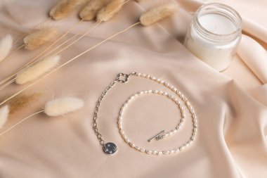 İpek arka planda inci gümüş kolye - İnci el yapımı mücevherler