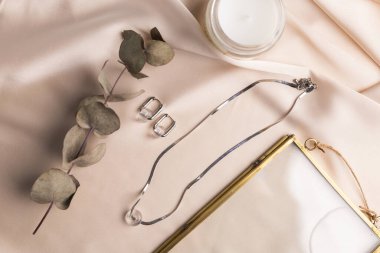 Minimalist geometrik gümüş kolye ve ipeğin üzerinde daire şeklinde küpeler. Modern mücevherler. Mücevher ve el yapımı.