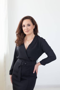 Çekici kadın model, gümüş haç kolye. Mücevher takan kadın. E- ticaret ve çevrimiçi satış sosyal medya konsepti için mücevher fotoğrafı