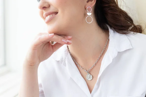 Fashionable Stylish Woman Trendy Jewelry Big Earrings Fashion Look Beauty — Stock Photo, Image