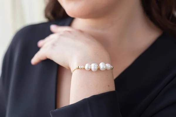 Närbild Kvinna Bär Pärla Armband Smycken Bijouterie Och Tillbehör — Stockfoto