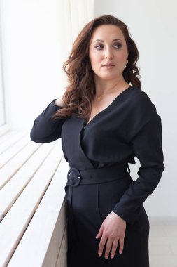 Çekici kadın model, gümüş haç kolye. Mücevher takan kadın. E- ticaret ve çevrimiçi satış sosyal medya konsepti için mücevher fotoğrafı