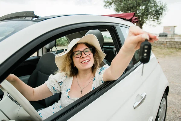 Водій Автомобіля Посміхається Показуючи Нові Ключі Від Машини Машини Жіноче — стокове фото