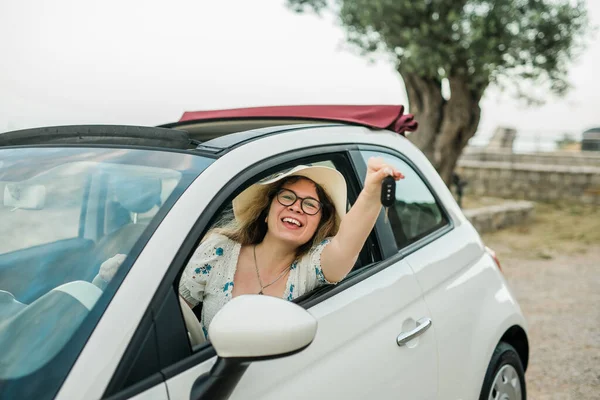 Водій Автомобіля Посміхається Показуючи Нові Ключі Від Машини Машини Жіноче — стокове фото