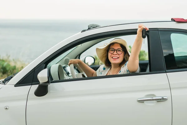 Řidič Auta Žena Úsměvem Ukazuje Nové Klíče Auta Auto Žena — Stock fotografie