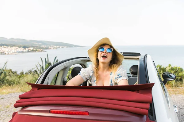 Junge Frau Amüsiert Sich Cabrio Vor Strand Und Meer Reise — Stockfoto