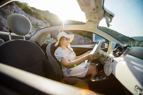 Mladá Žena Řídit Bavit Cabrio Proti Horám Cestování Letní Plavba — Stock fotografie