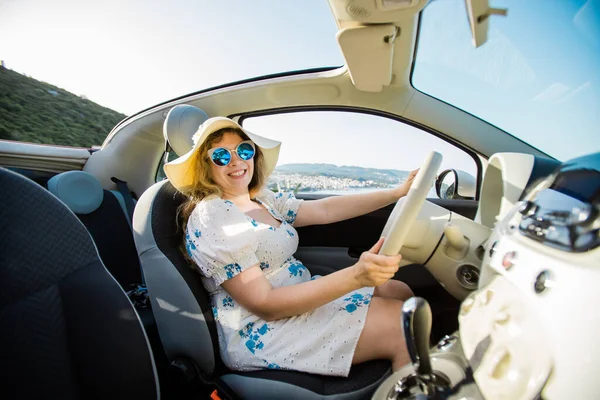 Junge Frau Amüsiert Sich Cabrio Vor Strand Und Meer Reise — Stockfoto