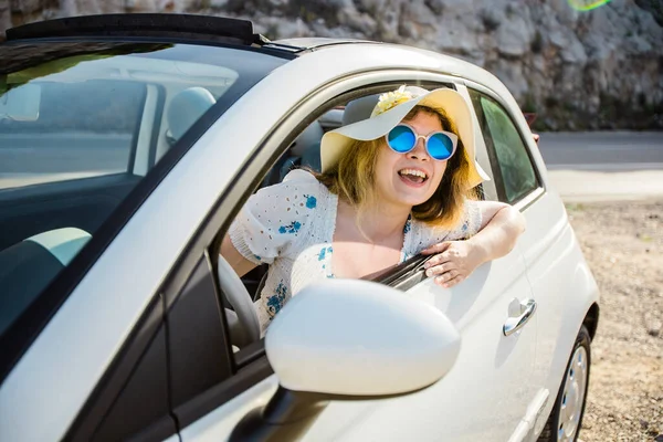 Junge Frau Fährt Mit Cabrio Gegen Berge Reise Und Sommerreise — Stockfoto