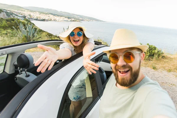Romantický Pár Dělat Selfie Smartphone Kamery Půjčovně Cabrio Auto Oceánu — Stock fotografie