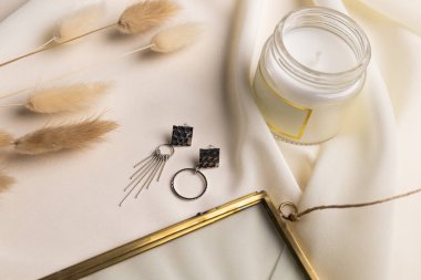 Mücevherli gümüş küpe seti. Mücevherler minimalist tarzda dizilmiş. El yapımı bijouterie