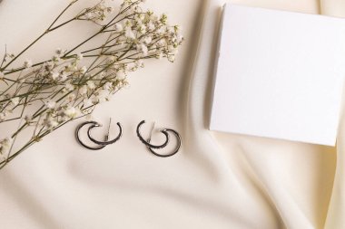 Elmas küpeleri ve hediye kutusunu kapat. Fotokopi alanı oluştur. El yapımı mücevher konsepti.