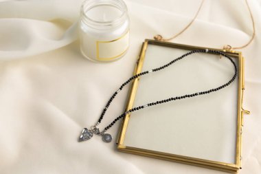 Doğal taşlardan yapılmış bilezikler. Kolyenin doğal mineral dokusu. Arka plan bulanık. Her şey net değil..