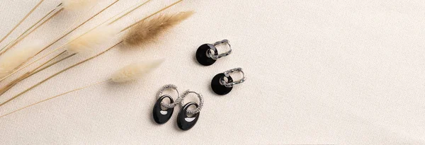 Eleganta Smycken Uppsättning Silver Örhängen Med Pärla Smycken Som Minimalistisk — Stockfoto