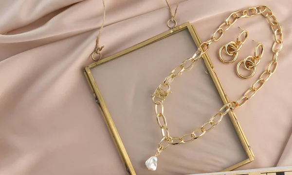 Female Jewelry Vintage Jewelry Background Beautiful Handmade Gold Necklace Beige — Stock Photo, Image